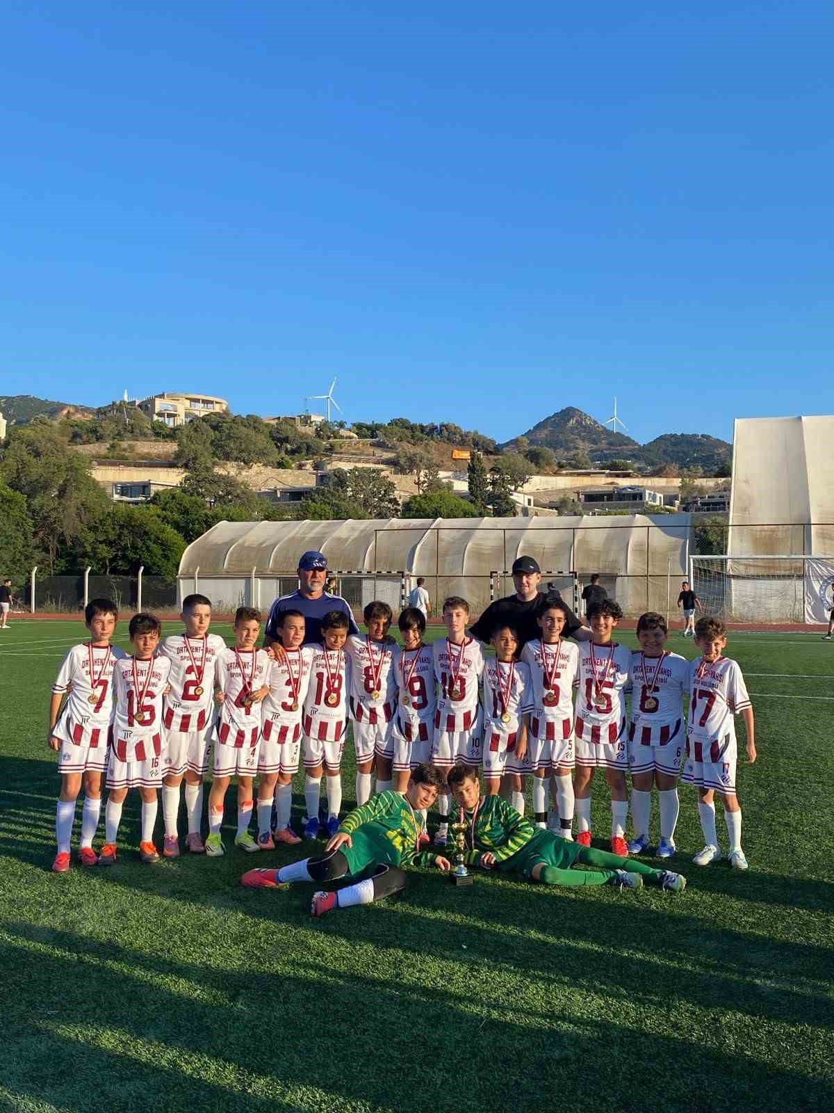 Namağlup şampiyon Ortakent Yahşi SK U11 takımı kupaya uzandı