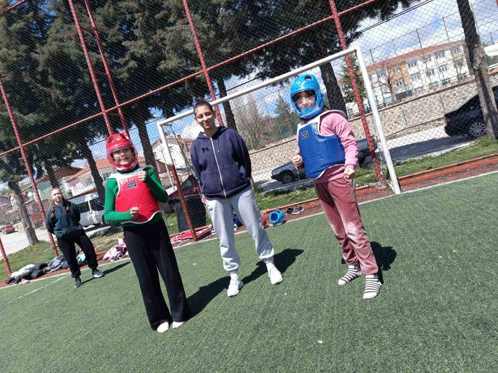 KÜTAHYA'DA ÇOCUK VE GENÇLERİ SPORA KAZANDIRMAK AMACIYLA PAZARLAR, ŞAPHANE, SİMAV VE GEDİZ İLÇELERİNİ KAPSAYAN BÖLGESEL YETENEK TARAMASI PROJESİ BAŞLATILIYOR. PAZARLAR SPOR LİSESİ SPOR KULÜBÜ TARAFINDAN YÜRÜTÜLECEK PROJE KAPSAMINDA, GENÇLER GÜREŞ VE TAEKWONDO BRANŞLARINDA EĞİTİM ALACAK.