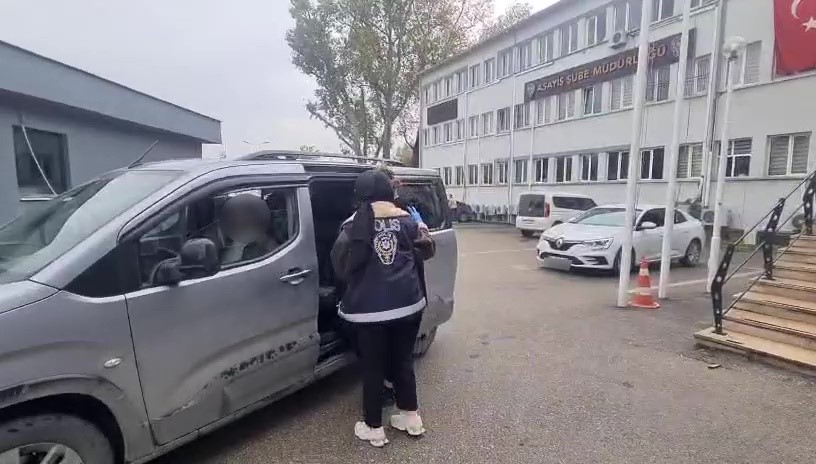 BURSA’NIN OSMANGAZİ İLÇESİNDE BİR EVİN KAPISINI KART-FİLM YÖNTEMİYLE AÇARAK YAKLAŞIK 450 BİN TL DEĞERİNDEKİ ZİYNET EŞYALARINI ÇALAN ŞÜPHELİ, 35 GÜVENLİK KAMERASININ İNCELENMESİ SONUCU YAKALANDI. HAKKINDA 28 SUÇ KAYDI BULUNDUĞU BELİRTİLEN ŞÜPHELİ, EMNİYETTEKİ İŞLEMLERİNİN ARDINDAN ADLİ MAKAMLARA SEVK EDİLDİ.