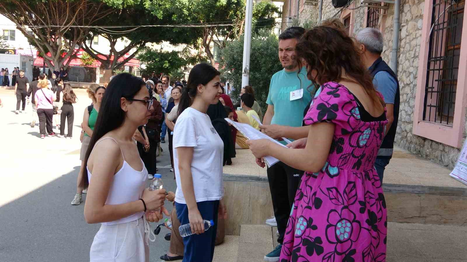 Mersin’de YKS heyecanı: Sınava saniyelerle yetiştiler