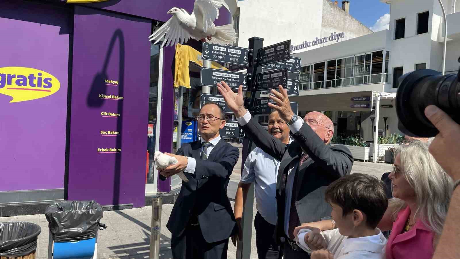 Çin Büyükelçisi, Fethiye'de güvercin uçurdu