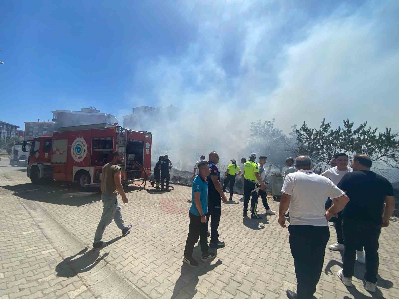 Tekirdağ’da arazide başlayan yangın araçlara sıçradı