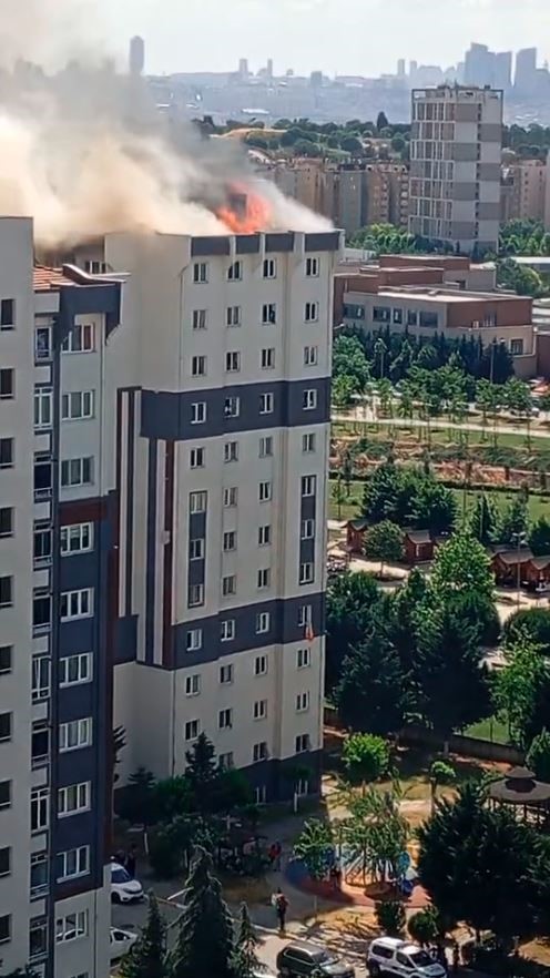 Küçükçekmece’de 11 katlı binanın çatısında çıkan yangında can pazarı yaşandı