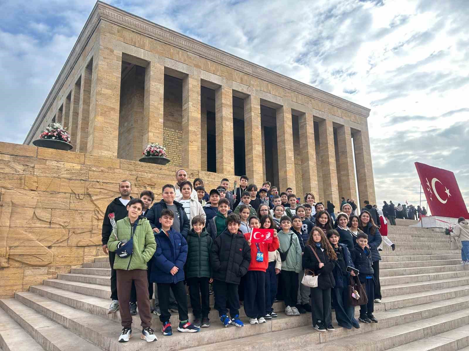 GAZİANTEP KOLEJ VAKFI ÖZEL ORTAOKULU ÖĞRENCİLERİ ANKARA’YA DÜZENLEDİKLERİ GEZİYLE TARİHİ VE KÜLTÜREL YAPILARI MERCEK ALTINA ALIRKEN ZİYARETLERİ KAPSAMINDA ANITKABİR’İ DE ZİYARET EDEREK MOZOLEYE ÇELENK KOYDULAR. I. VE II. TÜRKİYE BÜYÜK MİLLET MECLİSİ BİNALARINI DA ZİYARET EDEREK TÜRKİYE CUMHURİYETİ’NİN DOĞUŞUNA TANIKLIK EDEN SALONLAR VE TARİHİ BELGELER İNCELENDİLER.