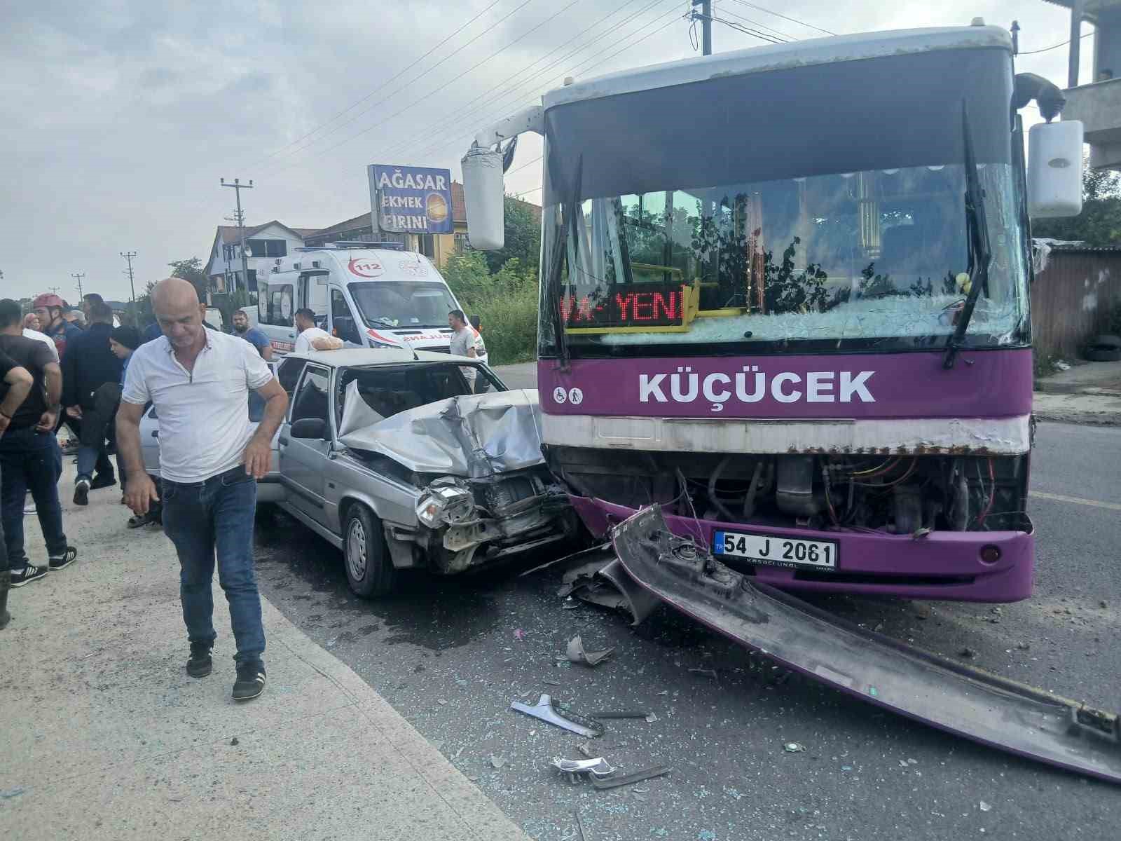 Sakarya’da halk otobüsü ile otomobil çarpıştı: 6 yaralı