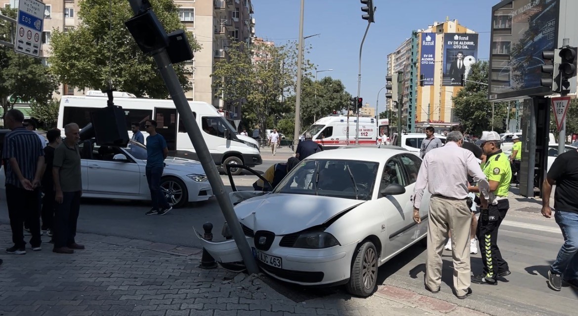 Otomobil ile kamyonet çarpıştı: 1’i çocuk 6 yaralı
