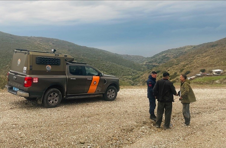 İZMİR'İN SEFERİHİSAR, KARABURUN VE URLA İLÇELERİNDE SAHİL GÜVENLİK VE JANDARMA EKİPLERİNİN DÜZENLEDİĞİ OPERASYONLARDA DENİZDE VE KARADA TOPLAM 76 DÜZENSİZ GÖÇMEN YAKALANDI.
