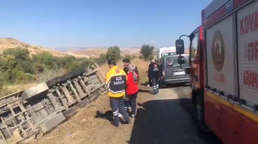 Elazığ’da tır şarampole devrildi: 1 yaralı