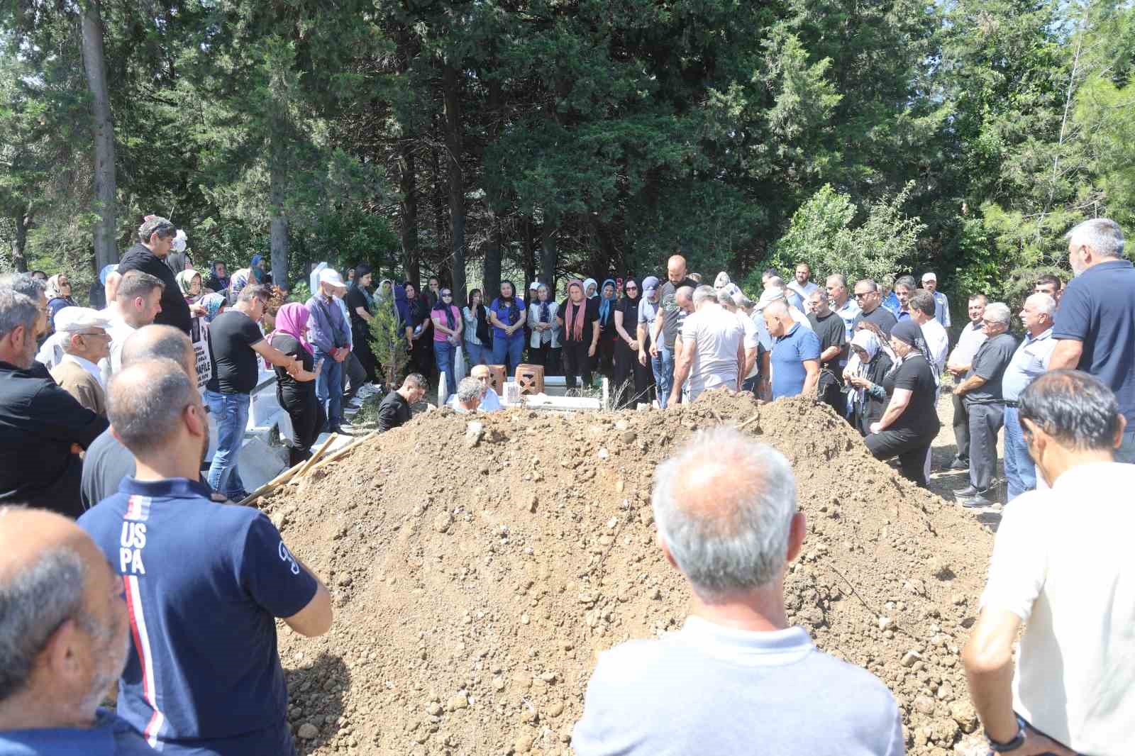 Hatay’da nişanlı dehşetinde öldürülen baba ve kız yan yana defnedildi