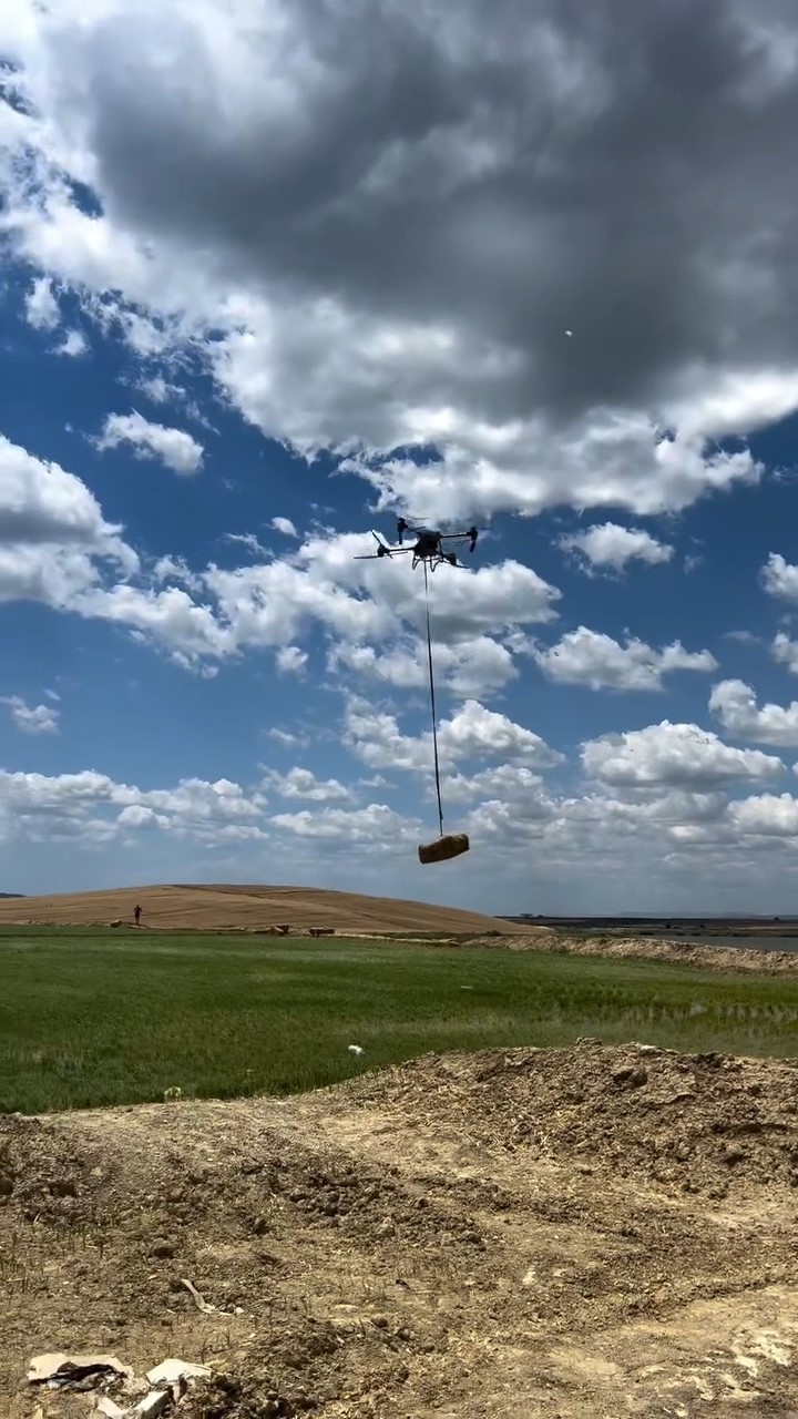 Teknoloji tarlaya indi: Çiftçi dronla saman balyası taşıyor