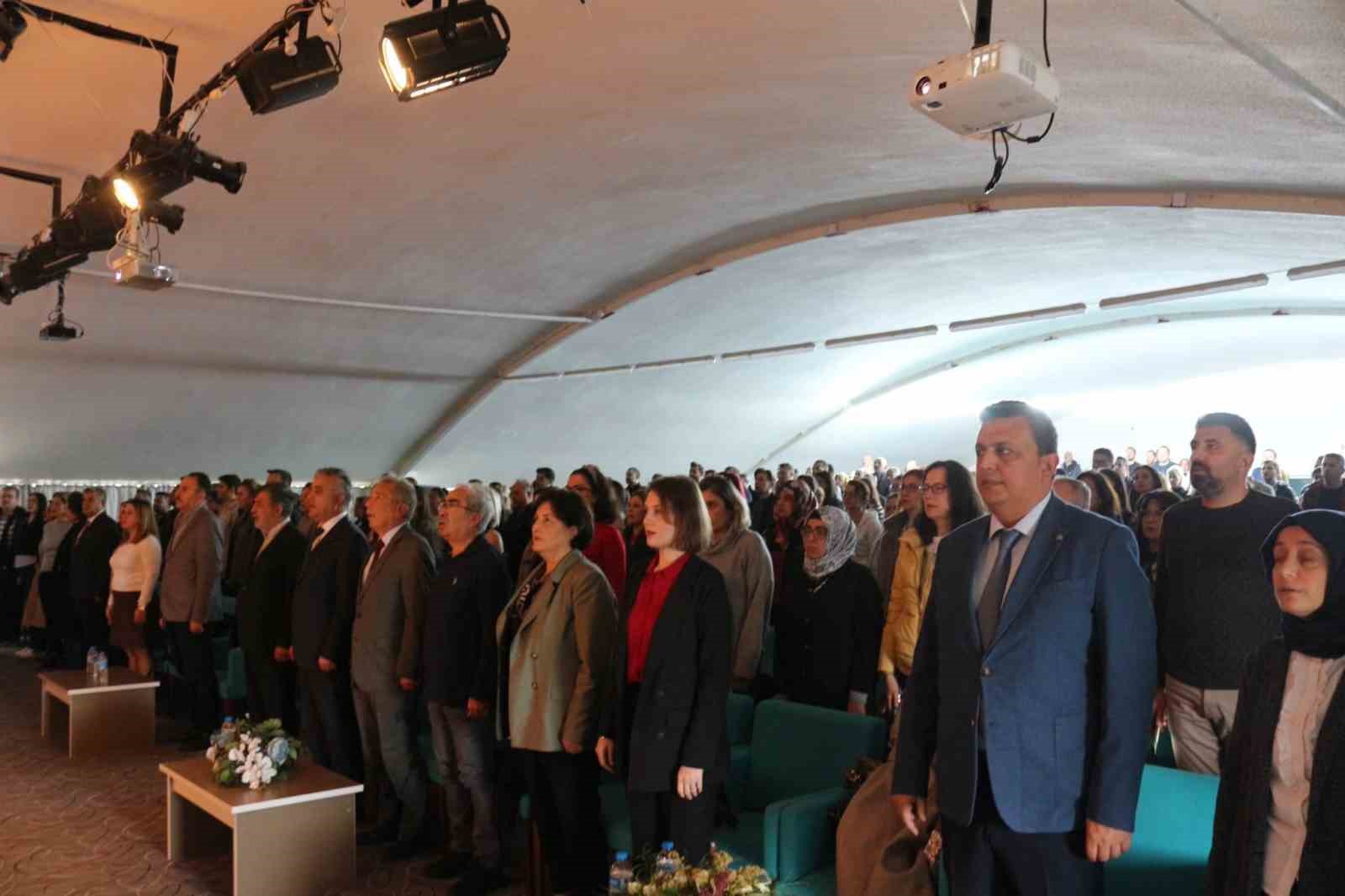 ESKİŞEHİR'DE MİLLÎ EĞİTİM BAKANLIĞI İLE KÜLTÜR VE TURİZM BAKANLIĞI ARASINDA İMZALANAN KÜTÜPHANELERDE İŞ BİRLİĞİ PROTOKOLÜ KAPSAMINDA, MERKEZ İLÇELERDE GÖREV YAPAN ÖĞRETMEN VE OKUL YÖNETİCİLERİNE YÖNELİK BİLGİLENDİRME TOPLANTISI DÜZENLENDİ.
