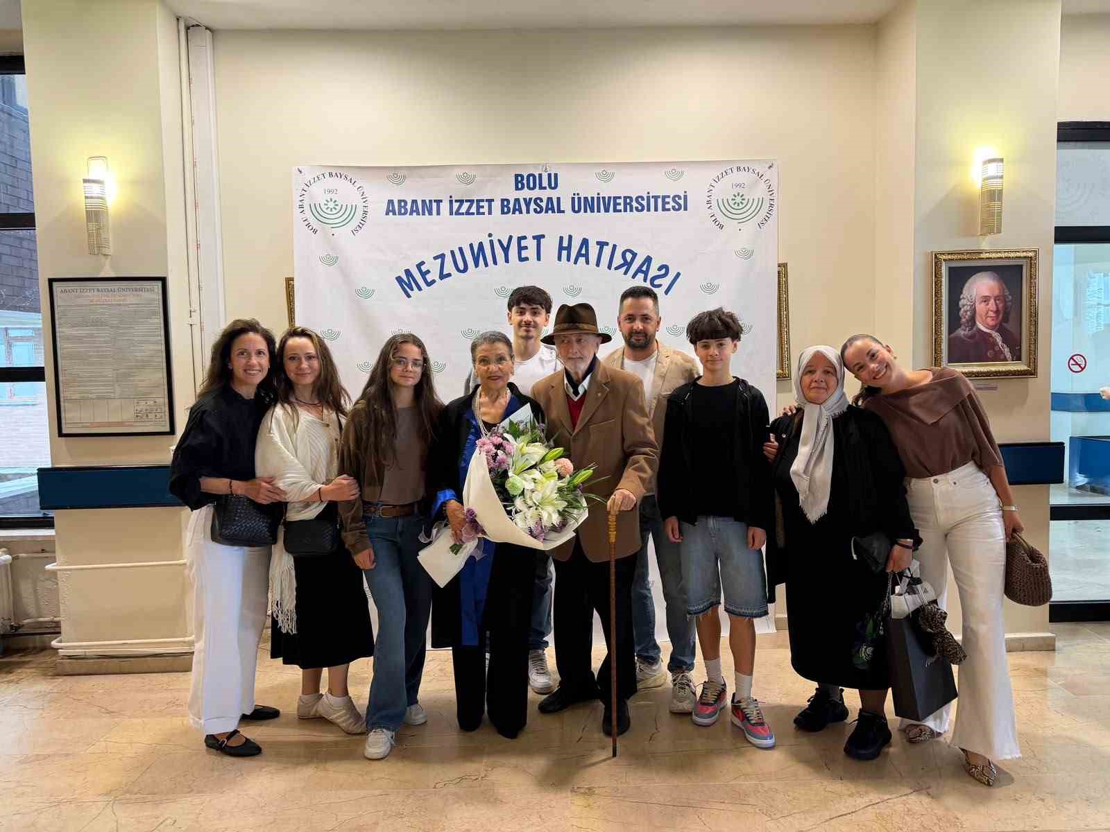 76 yaşında üniversiteden mezun oldu, azmiyle gençlere taş çıkarttı