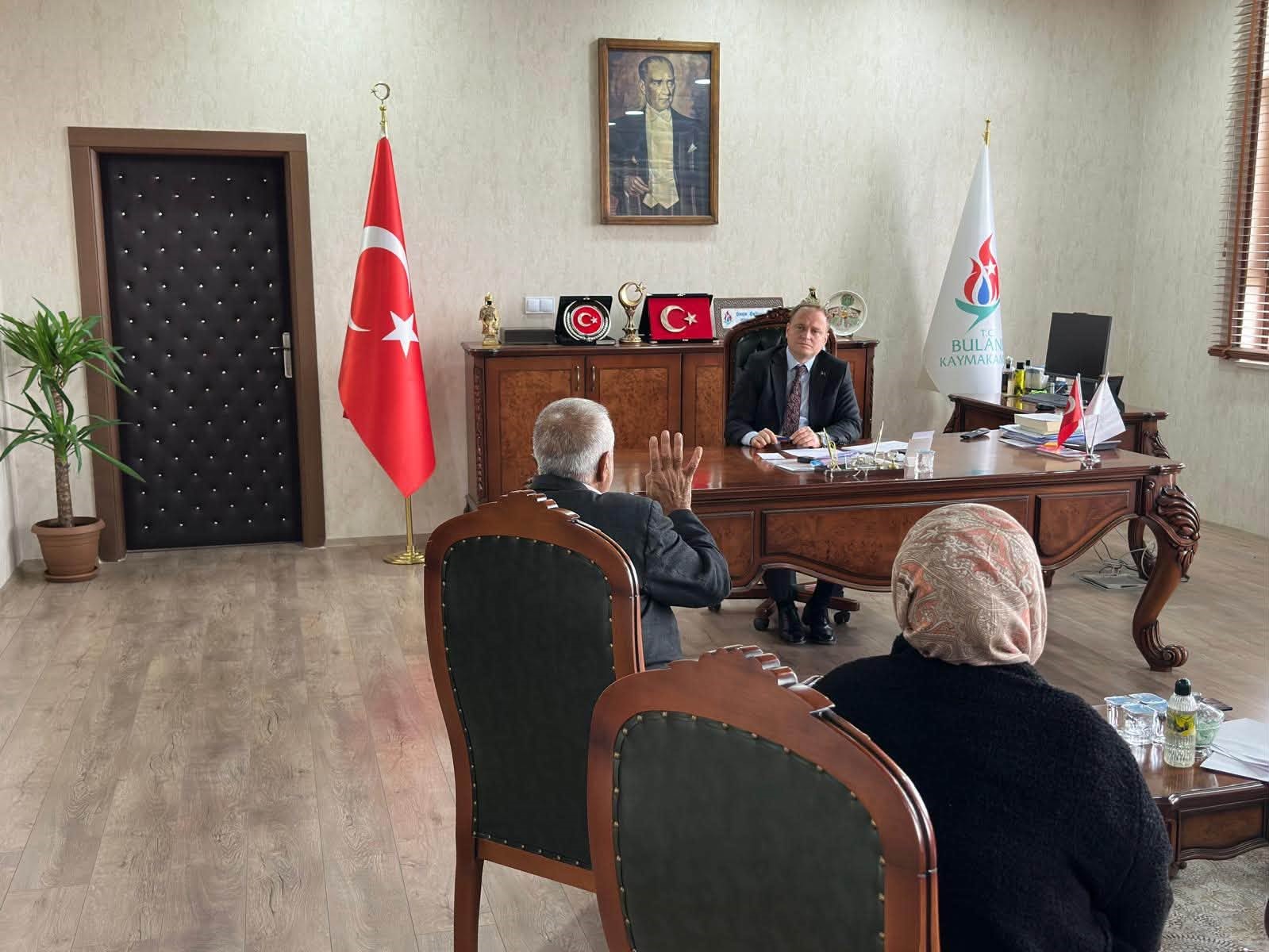MUŞ'UN BULANIK KAYMAKAMI ÖMER ÖVÜNÇ KOŞANSU, GELENEKSEL HALE GETİRDİĞİ "HALK GÜNÜ" TOPLANTILARI KAPSAMINDA VATANDAŞLARLA BİR ARAYA GELEREK TALEP VE ÖNERİLERİNİ DİNLEDİ.