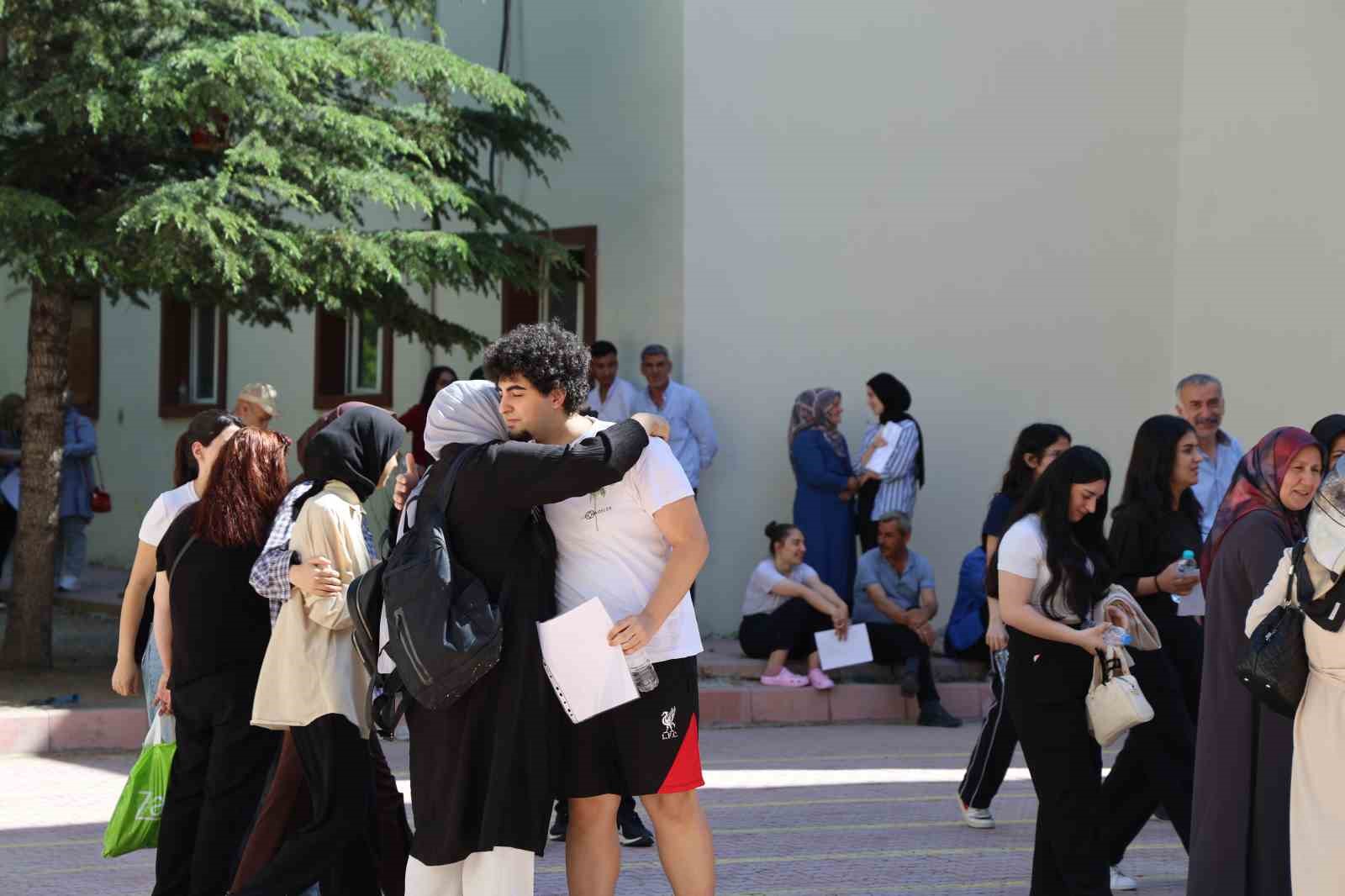 Elazığ’da YKS maratonu başladı: 37 binden fazla aday geleceği için sıralardaki yerini aldı