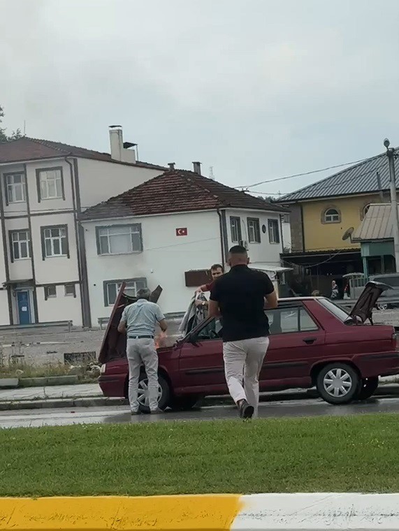 Dumanların yükseldiği otomobile duyarlı sürücü müdahale etti
