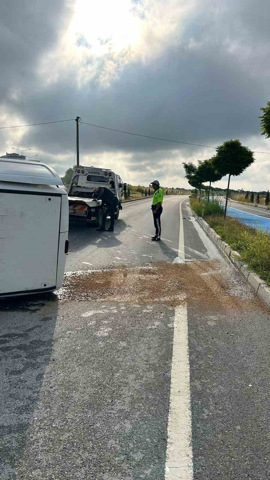 Bolu’da kontrolden çıkan hafif ticari araç devrildi: Sıkışan sürücüyü itfaiye kurtardı