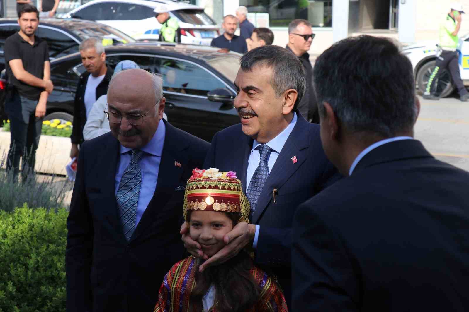 Milli Eğitim Bakanı Tekin: "YKS’ye giren bütün gençlerimize başarılar diliyorum"