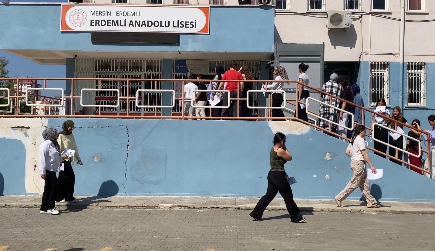 Mersin’de YKS heyecanı: Sınava saniyelerle yetiştiler