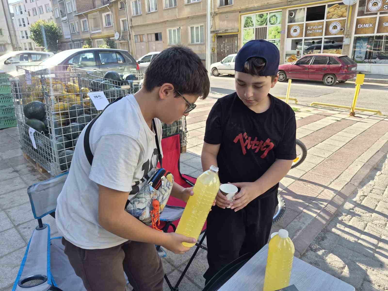 Okul harçlığını çıkarmak isteyen çocuklar limonata satarak aile bütçelerine katkı sağlıyor
