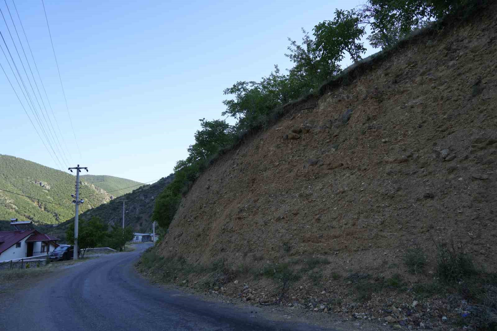 Gümüşhane’de vatandaşların tapulu arazileri toprak kaymaları nedeniyle her geçen gün küçülüyor