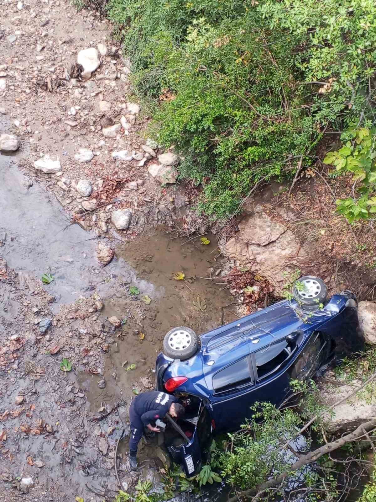 AYDIN’IN EFELER İLÇESİNDE SÜRÜCÜSÜNÜN DİREKSİYON HAKİMİYETİNİ KAYBETMESİ SONUCU KÖPRÜDEN DEREYE UÇAN OTOMOBİLDE BULUNAN 3 KİŞİ YARALANDI.