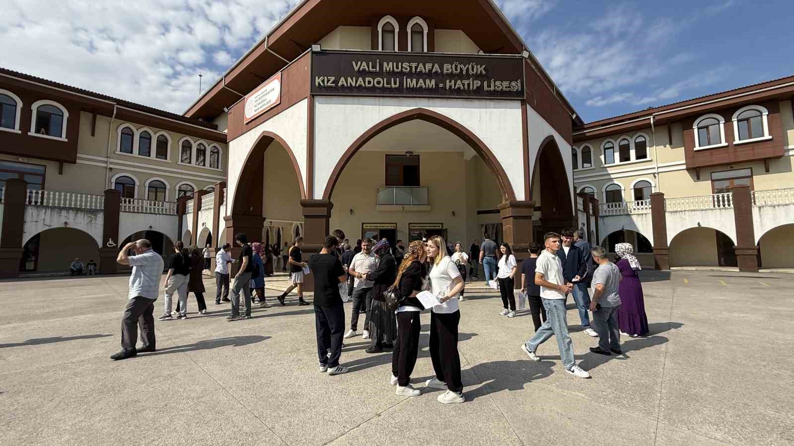 YKS’nin ilk oturumu başladı: Öğrenciler sınavda, veliler dışarda ter döküyor