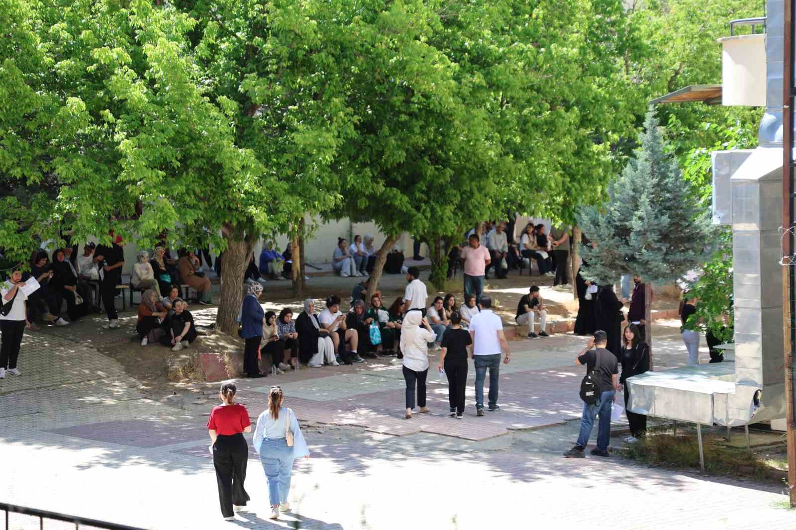 Elazığ’da YKS maratonu başladı: 37 binden fazla aday geleceği için sıralardaki yerini aldı