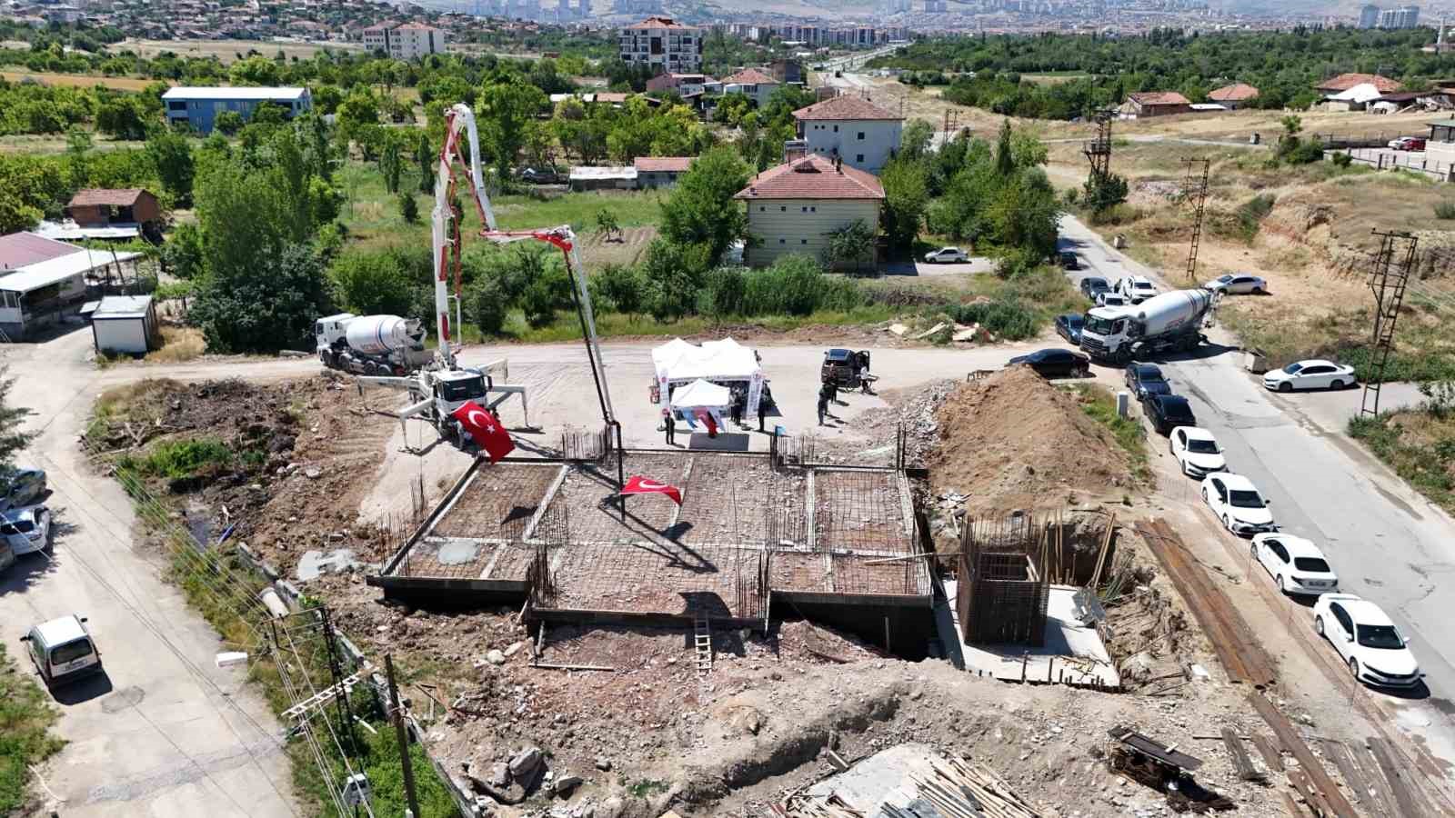Başkan Er, temel atma töreninde beton dökümünü durdurdu