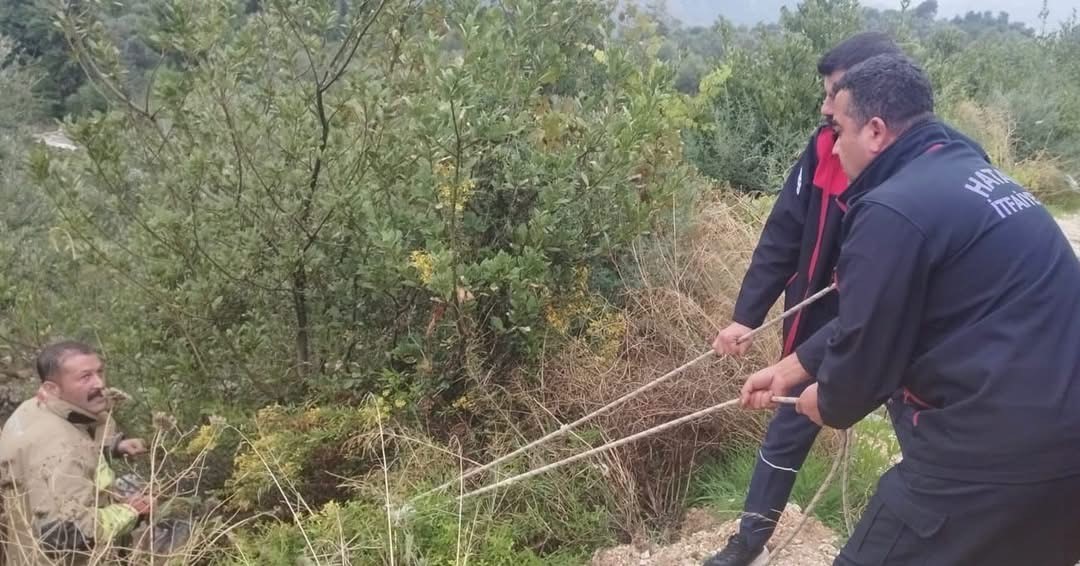 DEFNE’DE KAYALIKLARDAN DÜŞEN YARALI VATANDAŞ HBB EKİPLERİNCE KURTARILARAK SAĞLIK EKİPLERİNE TESLİM EDİLDİ.