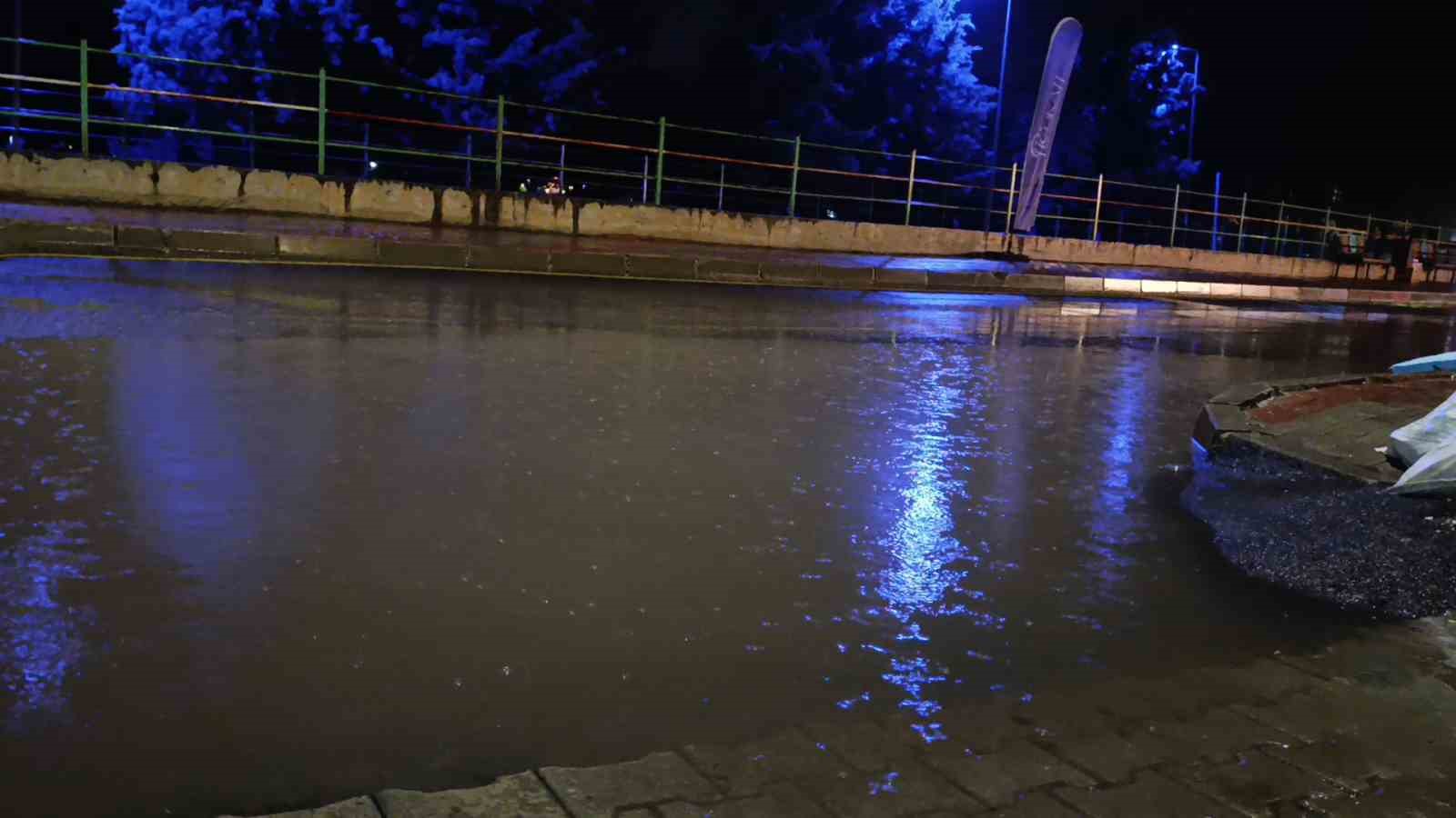 TEKİRDAĞ’IN SÜLEYMANPAŞA İLÇESİNDE ŞİDDETLİ SAĞANAK YAĞIŞ, GÜNLÜK YAŞAMI OLUMSUZ ETKİLEDİ. DEĞİRMENALTI MAHALLESİ’NDEKİ ÇAY SOKAK VE ATAÇ SOKAK’TA YAĞIŞIN ARDINDAN CADDE VE YOLLAR SUYLA KAPLANIRKEN, ORTAYA ÇIKAN MANZARA DİKKAT ÇEKTİ.