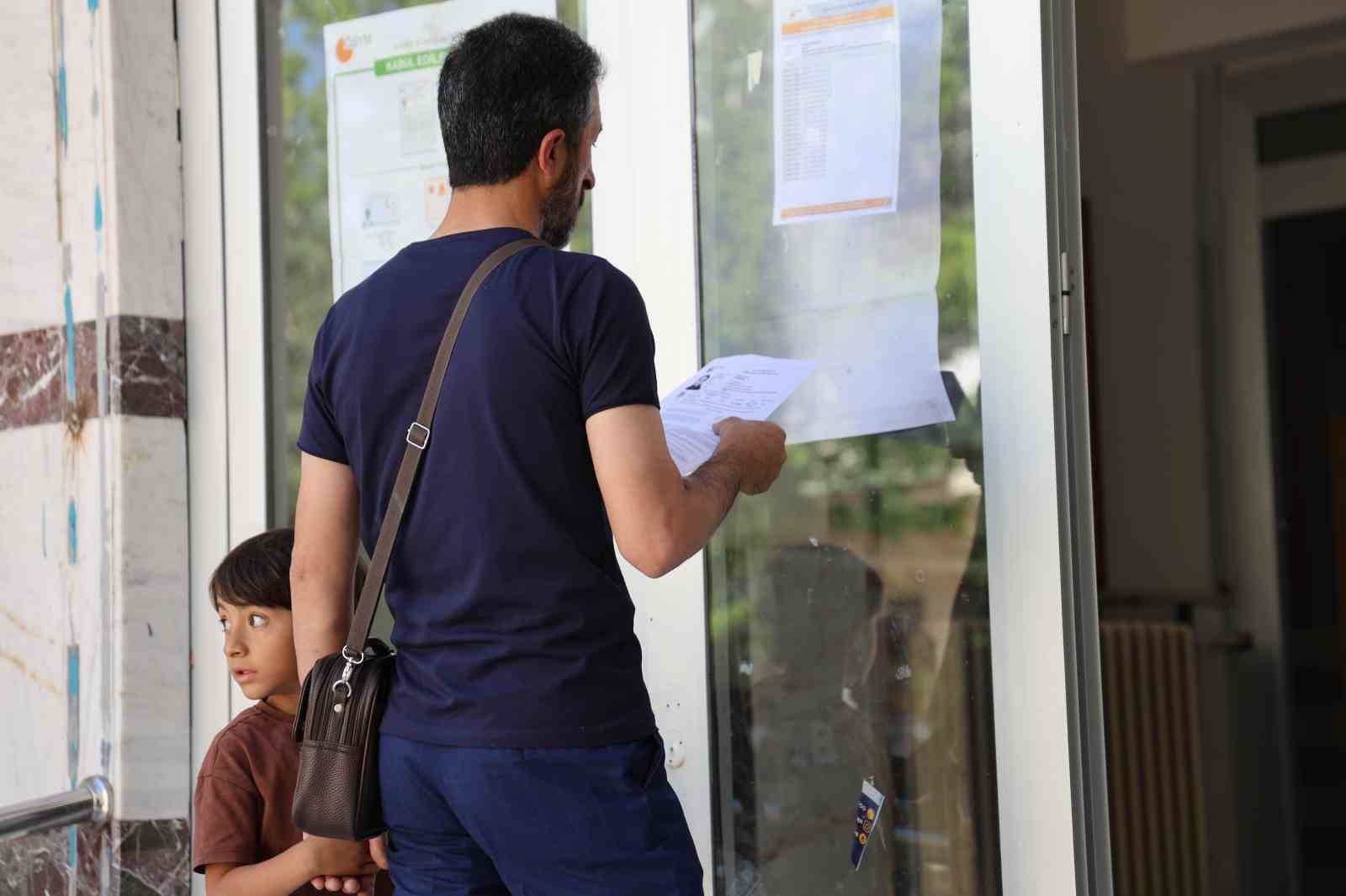 Elazığ’da YKS maratonu başladı: 37 binden fazla aday geleceği için sıralardaki yerini aldı