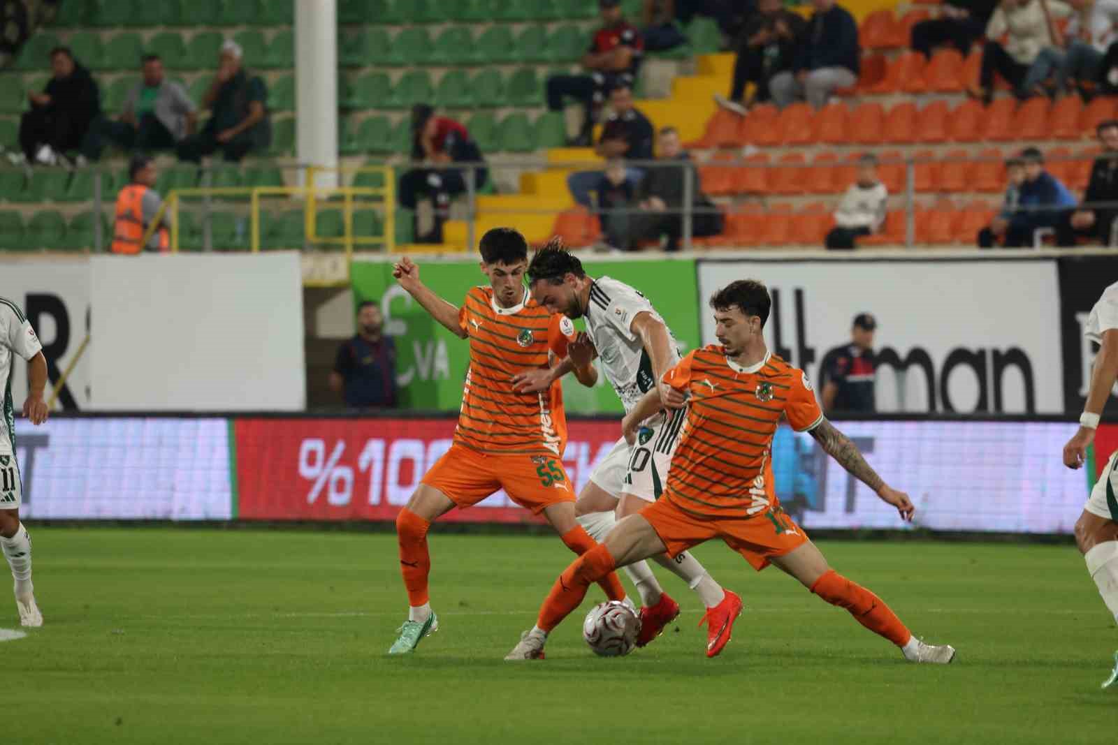 Trendyol Süper Lig: Corendon Alanyaspor: 0 - Kocaelispor: 2 (İlk yarı)