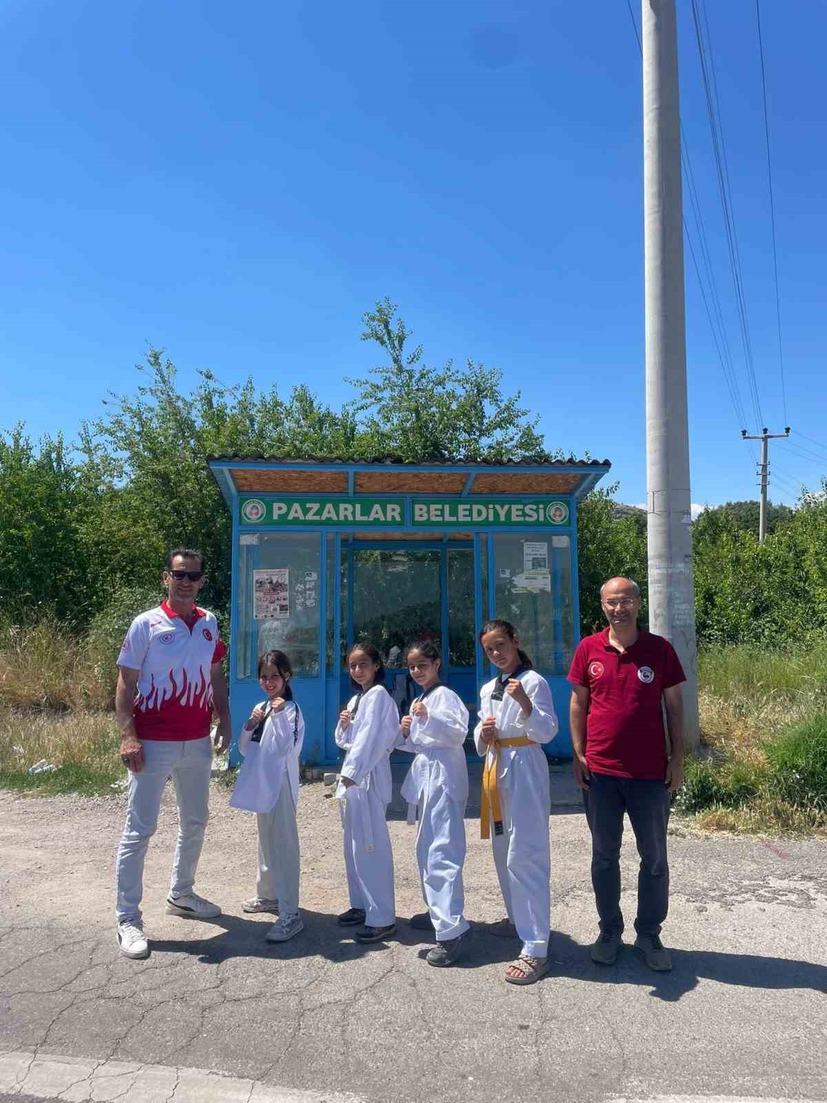 KÜTAHYA'DA ÇOCUK VE GENÇLERİ SPORA KAZANDIRMAK AMACIYLA PAZARLAR, ŞAPHANE, SİMAV VE GEDİZ İLÇELERİNİ KAPSAYAN BÖLGESEL YETENEK TARAMASI PROJESİ BAŞLATILIYOR. PAZARLAR SPOR LİSESİ SPOR KULÜBÜ TARAFINDAN YÜRÜTÜLECEK PROJE KAPSAMINDA, GENÇLER GÜREŞ VE TAEKWONDO BRANŞLARINDA EĞİTİM ALACAK.
