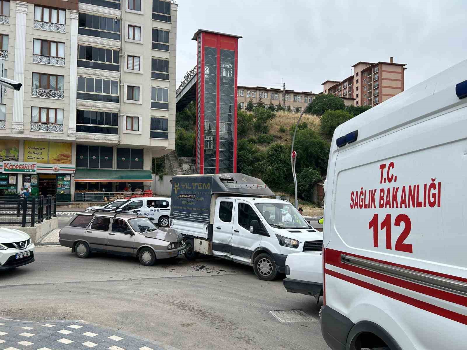 Karabük’te otomobil kamyonetle çarpıştı: 1 yaralı