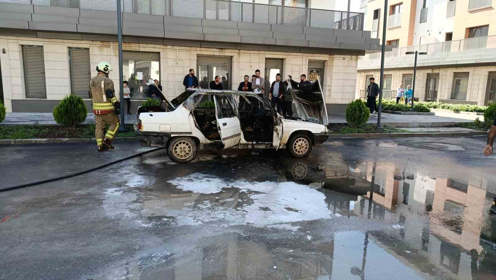 KAHRAMANMARAŞ’IN ONİKİŞUBAT İLÇESİNDE BİNALARIN ÖNÜNDE DURAN OTOMOBİLİN MOTOR KISMINDA ÇIKAN YANGIN, İTFAİYE EKİPLERİNİN MÜDAHALESİYLE SÖNDÜRÜLDÜ.