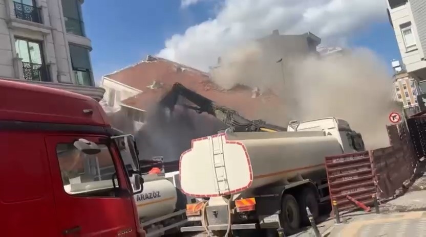 Zeytinburnu’nda yıkım sırasında 4 katlı bina aniden çöktü
