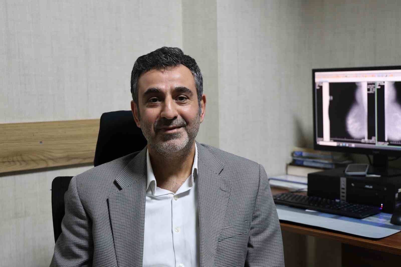 MEME HASTALIKLARINDA BAZI KİTLELERİN ELE GELMEDİĞİNİ BELİRTEN PROF. DR. ZÜLKİF BOZGEYİK, "KİŞİNİN KENDİ ELİYLE YAPTIĞI MUAYENE OLDUKÇA KIYMETLİDİR ANCAK KADINLARIN BUNUNLA YETİNMEYİP DÜZENLİ OLARAK UZMAN HEKİM KONTROLÜNDEN GEÇMESİ GEREKMEKTEDİR" DEDİ