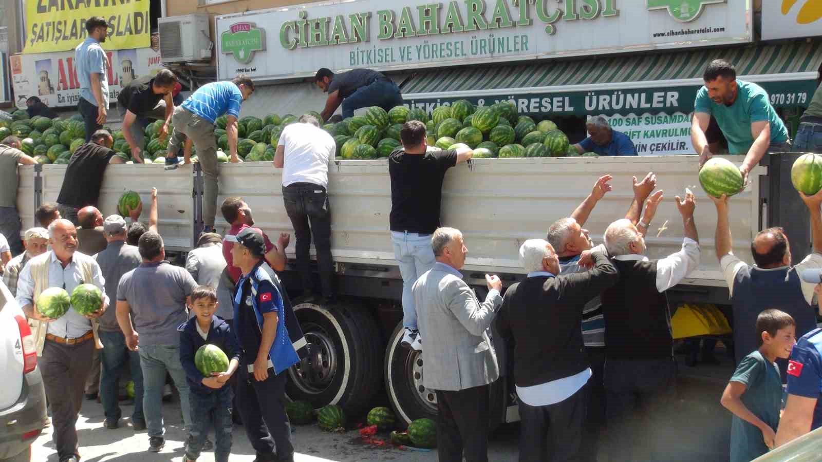 Ahlatlı çiftçi 30 ton karpuz dağıttı