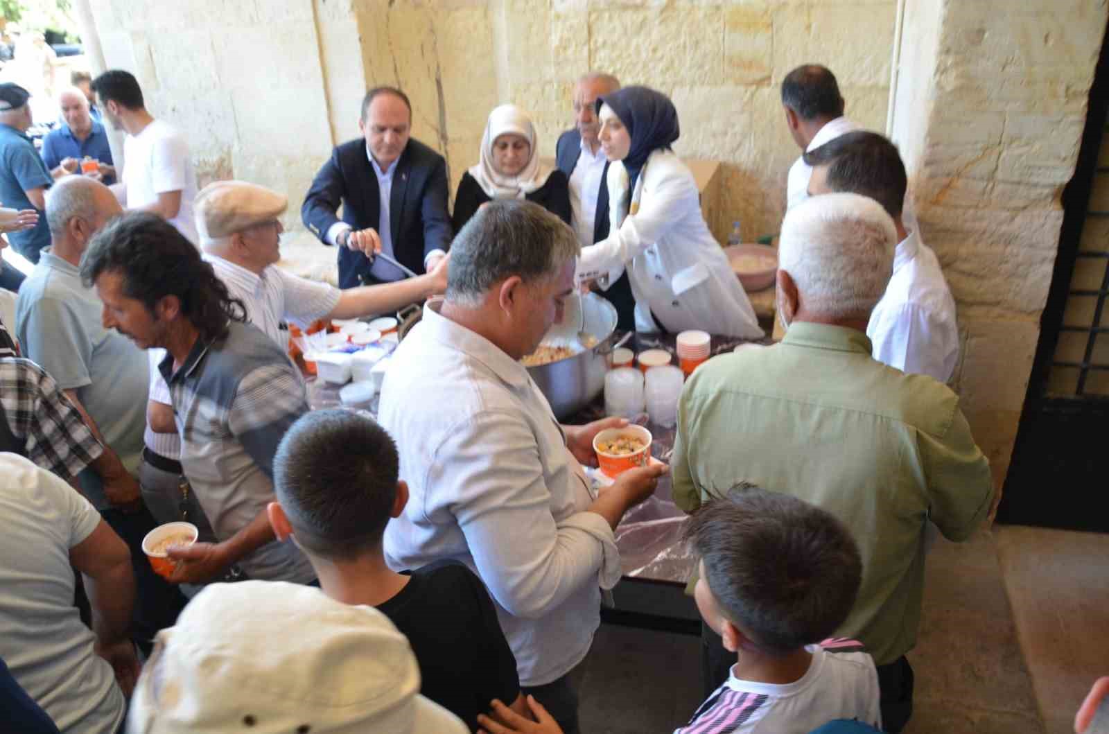 Tercan'da tarihi kervansarayda vatandaşlara aşure ikram edildi
