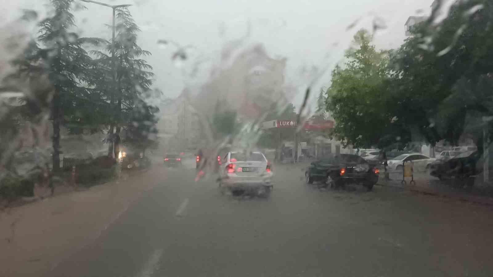 Seydişehir'de sağanak etkili oldu, iş yerlerini su bastı