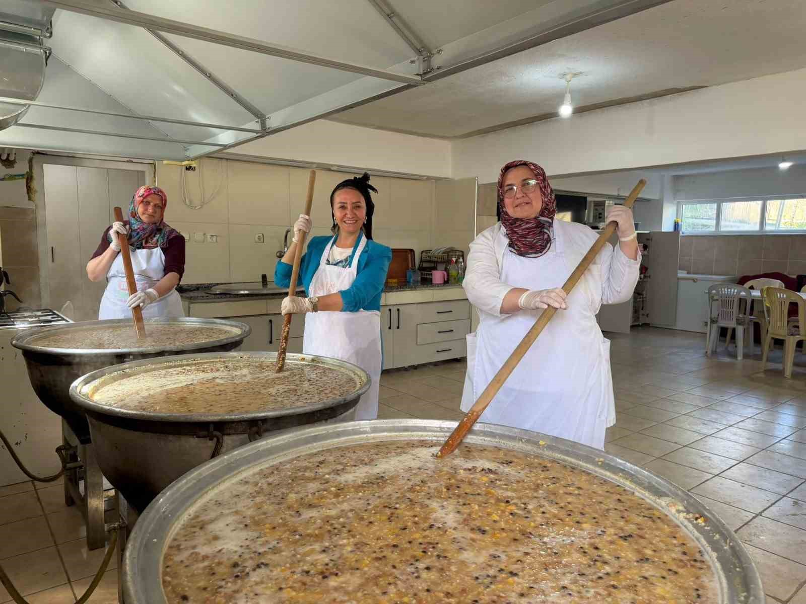 Bilecik'te aşure izdihamı: Meydanda uzun kuyruklar oluştu