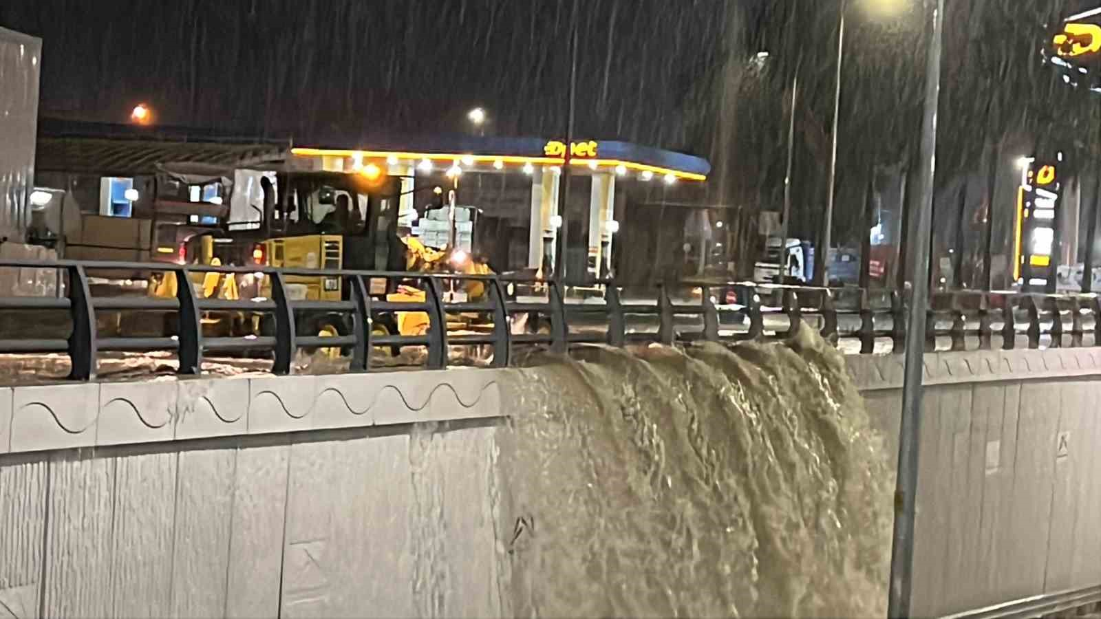 MERSİN'DE SABAHA KARŞI BAŞLAYAN VE GÜN BOYUNCA ARALIKLARLA DEVAM EDEN SAĞANAK YAĞIŞ, GECE SAATLERİNDE ŞİDDETİNİ ARTIRARAK KENTTE HAYATI FELÇ ETTİ.
