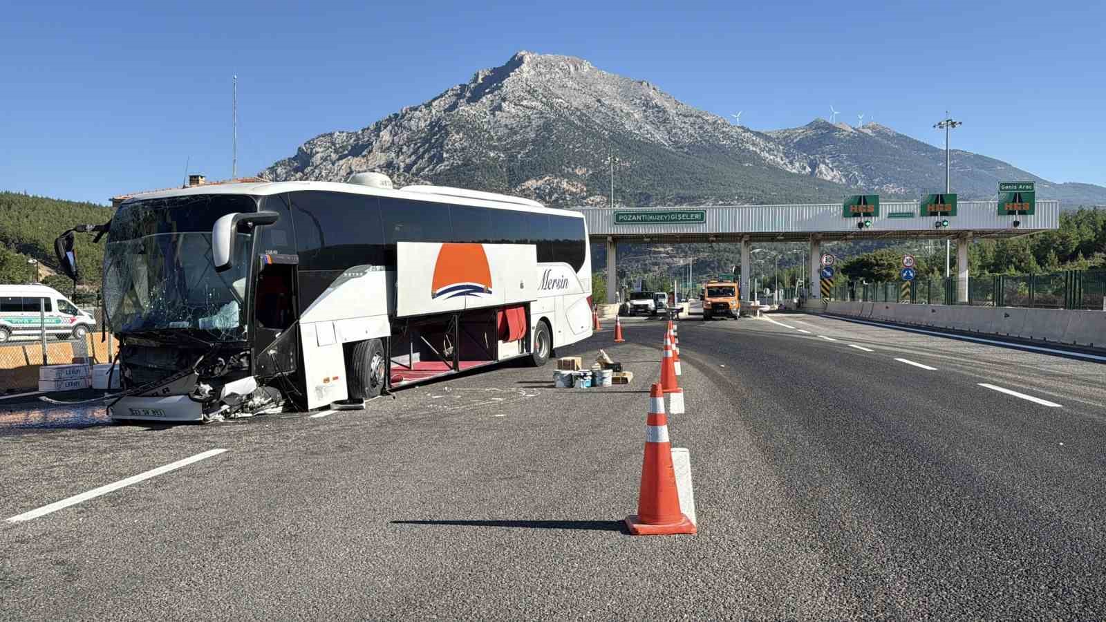 Yolcu otobüsü bariyere çarptı: 5 yaralı