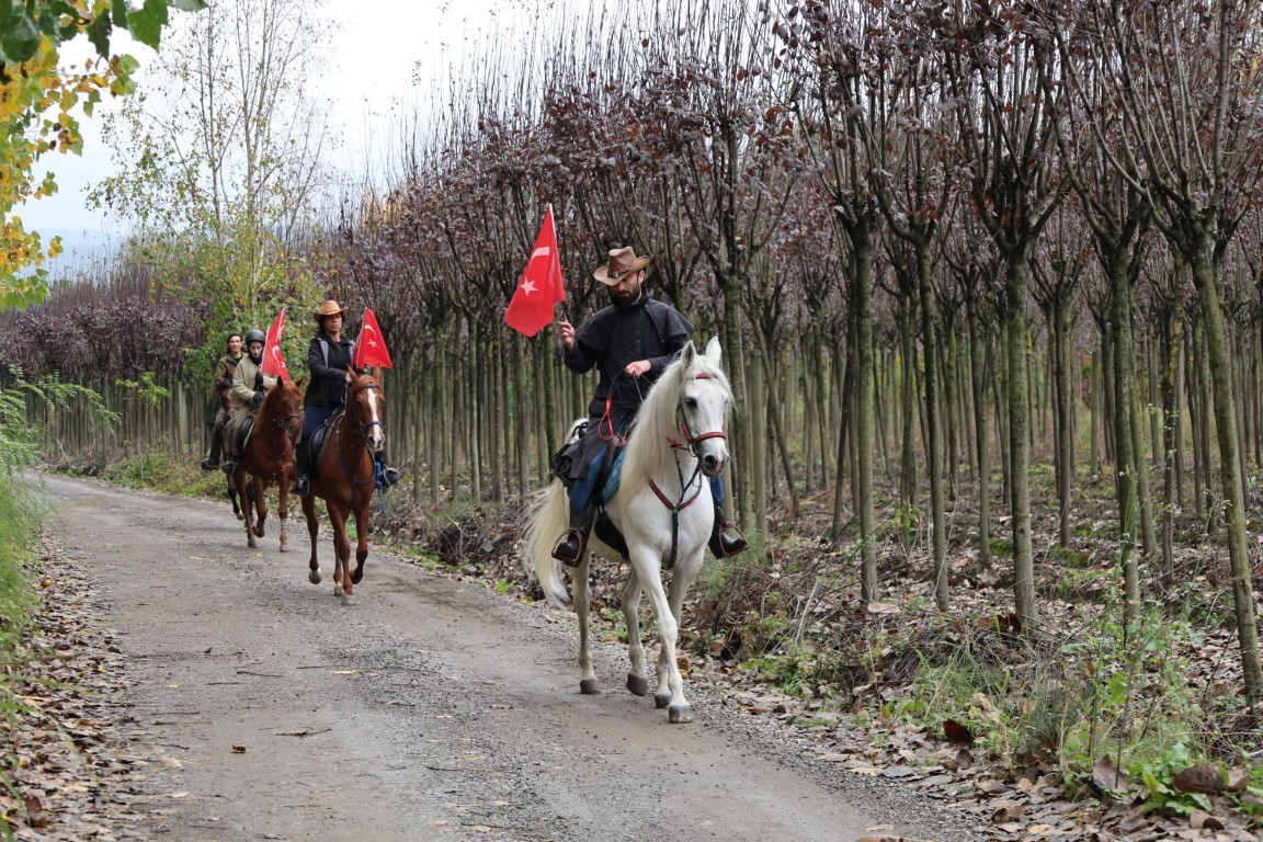 KOCAELİ'NİN KARTEPE İLÇESİNDE CUMHURİYET'İN 103. YIL DÖNÜMÜ DOLAYISIYLA DÜZENLENEN ETKİNLİKTE TÜRK BAYRAĞI, ÇOCUKLARDAN SPORCULARA TESLİM EDİLEREK KARADAN VE SUDAN FARKLI ETAPLARDA KARTEPE'NİN ZİRVESİNE ULAŞTIRILDI.