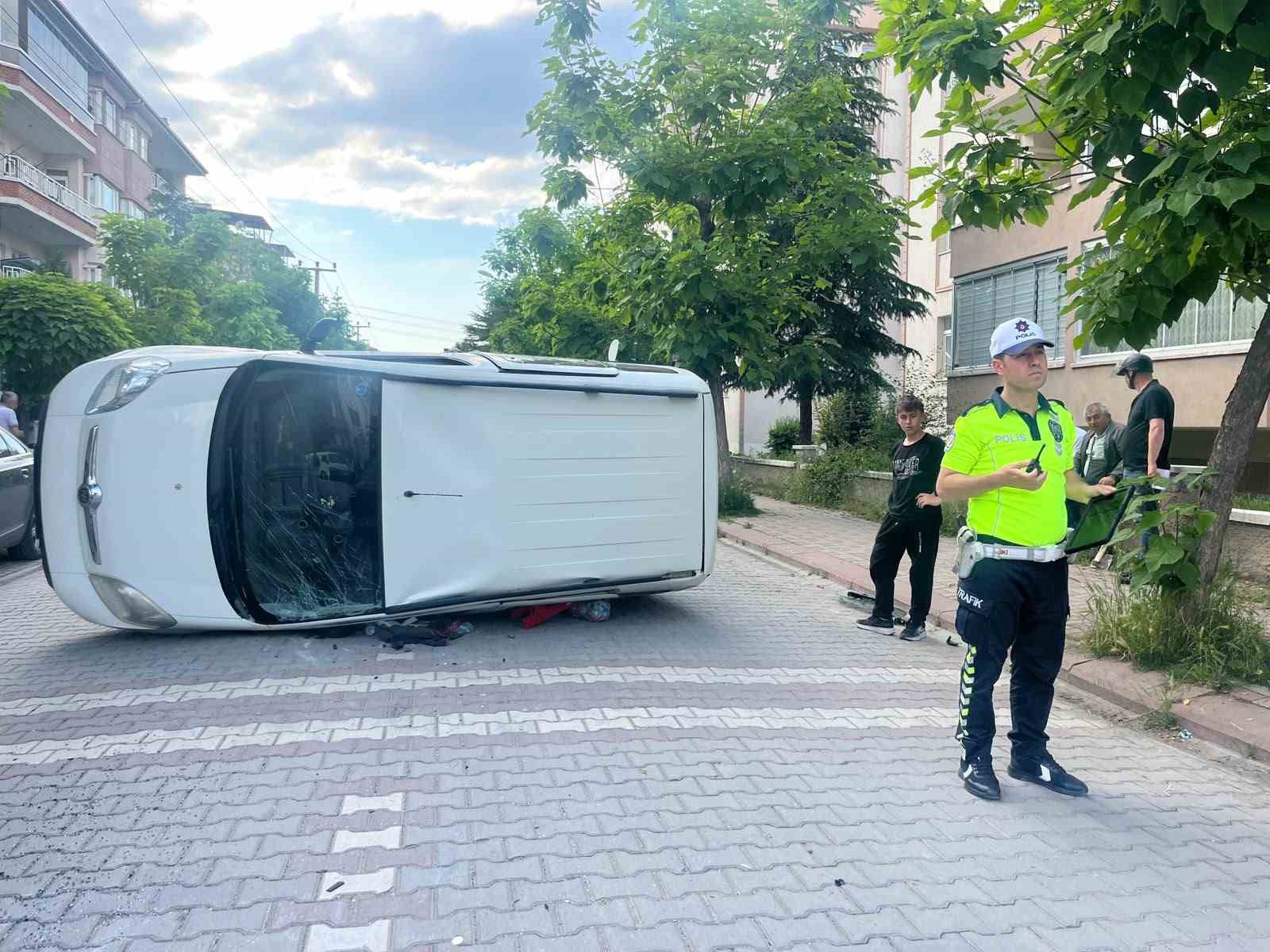Tavşanlı'da otomobil yan yattı: 2 yaralı