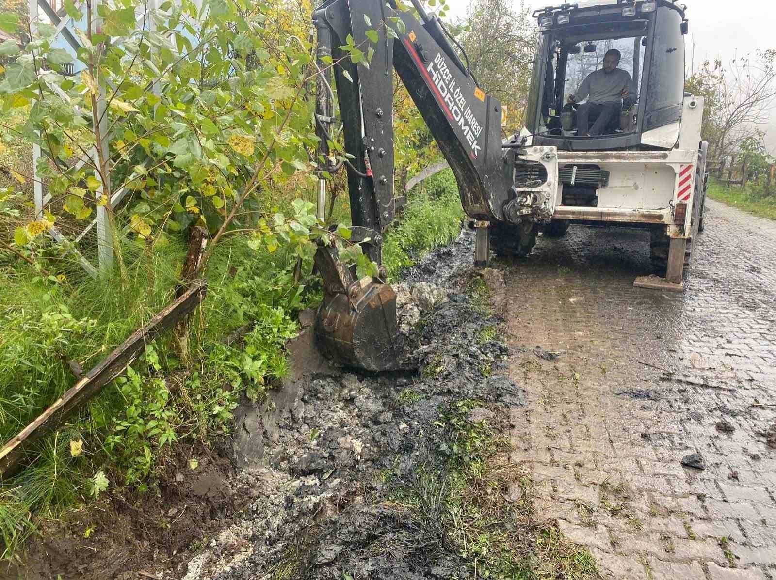 DÜZCE İL ÖZEL İDARESİ EKİPLERİ, KAYNAŞLI İLÇESİNDE YAĞMUR SULARININ TAHLİYESİNİ KOLAYLAŞTIRMAK VE YOL GÜVENLİĞİNİ ARTIRMAK AMACIYLA SU KANALLARININ TEMİZLİĞİNİ TAMAMLADI.
