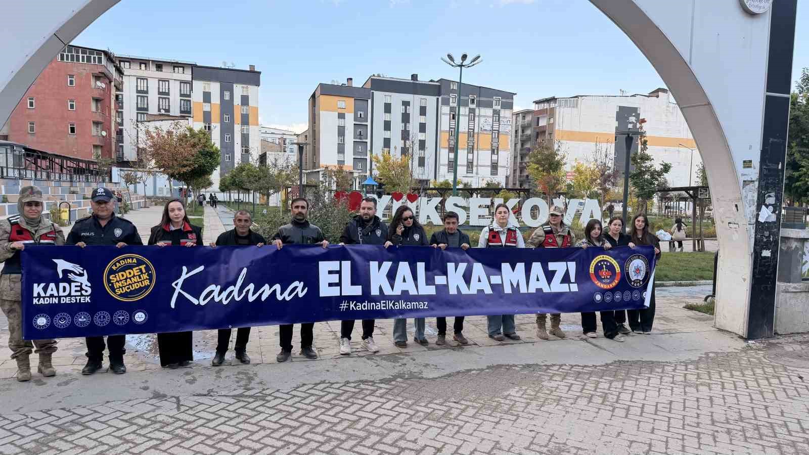HAKKARİ'NİN YÜKSEKOVA İLÇESİNDE JANDARMA, POLİS VE AİLE VE SOSYAL HİZMETLER MÜDÜRLÜĞÜ EKİPLERİ, KADINA YÖNELİK ŞİDDETLE MÜCADELE KAPSAMINDA VATANDAŞLARI KADIN ACİL DESTEK UYGULAMASI (KADES) HAKKINDA BİLGİLENDİRDİ.