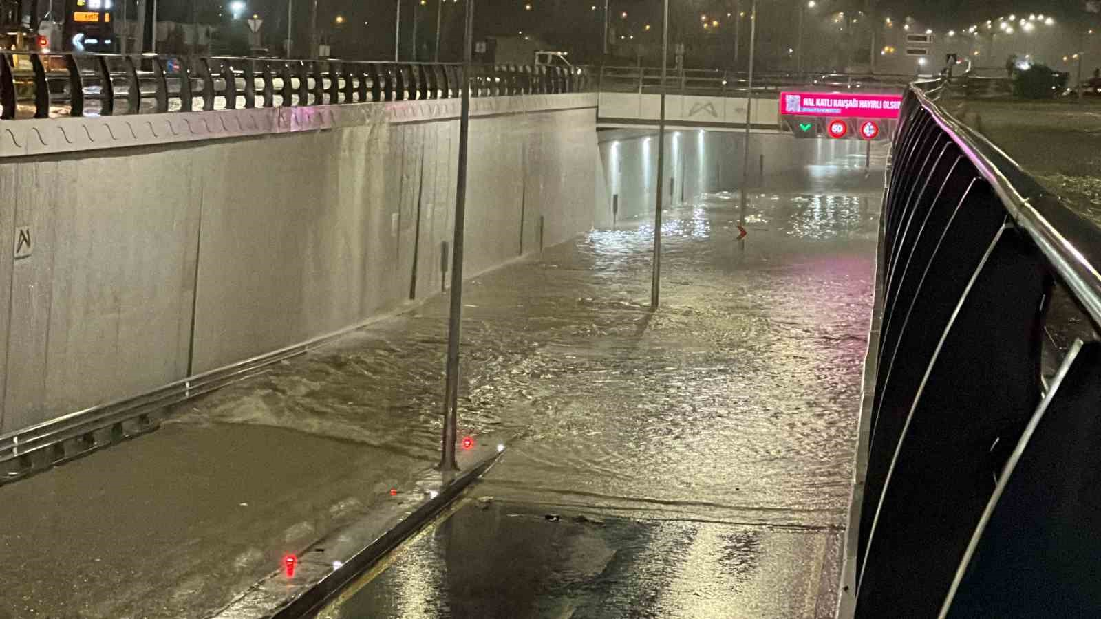 MERSİN'DE SABAHA KARŞI BAŞLAYAN VE GÜN BOYUNCA ARALIKLARLA DEVAM EDEN SAĞANAK YAĞIŞ, GECE SAATLERİNDE ŞİDDETİNİ ARTIRARAK KENTTE HAYATI FELÇ ETTİ.