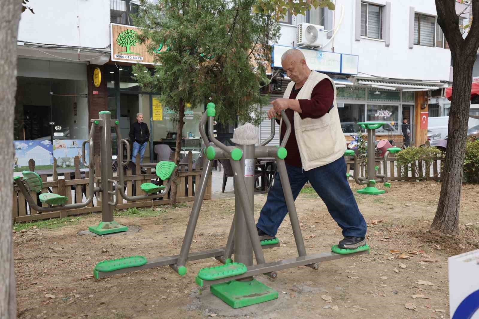 MANİSA’NIN ŞEHZADELER İLÇESİNDE MAHALLE SAKİNLERİNİN SPOR ALETİ TALEBİ YERİNE GETİRİLDİ. YARHASANLAR MAHALLESİ’NDEKİ MEDİNE MÜDAFİİ FAHREDDİN PAŞA PARKI’NA MONTE EDİLEN SPOR ALETLERİ VATANDAŞLARIN KULLANIMINA SUNULURKEN, MAHALLE MUHTARI FEVZİ ATEŞ, DESTEKLERİNDEN DOLAYI BELEDİYE BAŞKANI HAKAN ŞİMŞEK’E TEŞEKKÜR ETTİ.
