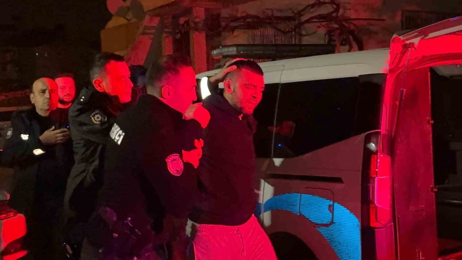 KAYSERİ’NİN MELİKGAZİ İLÇESİNDE POLİS EKİPLERİNİN ‘DUR’ İHTARINA UYMAYAN SÜRÜCÜ KOVALAMACA SONUCU YAKALANDI. EKİPLERE ZOR ANLAR YAŞATAN VE MUKAVEMET GÖSTEREN SÜRÜCÜ POLİS OTOSUNDA KAFES KISMINA BİNMEMEKTE DİRENEREK, ‘BAŞIMI EĞEMEZSİNİZ’ DEDİ. ALKOL TESTİNİ REDDEDEN SÜRÜCÜYE 360 BİN TL İDARİ PARA CEZASI YAZILDI.